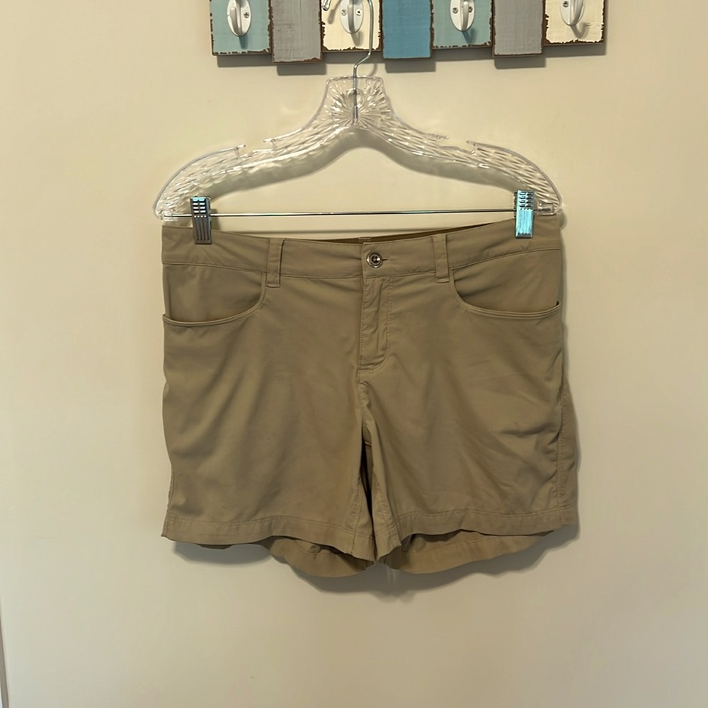 Patagonia Women’s Quandary Tan Hiking Shorts / Size 6 / Good Pre-Owned Condition